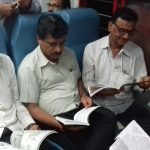फिरत्या वाचनालयातील पुस्तकांचा आस्वाद घेताना प्रवासी